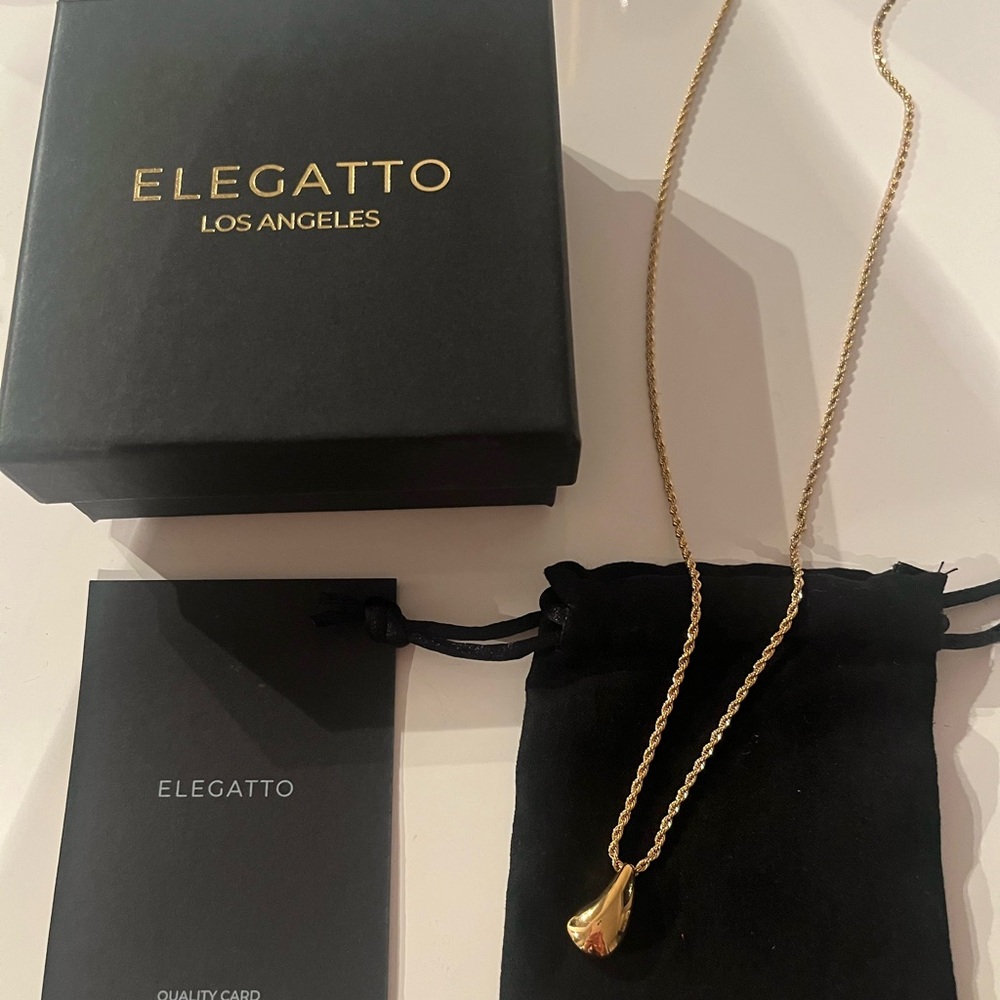 Gold dewy pendant necklace